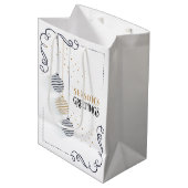 Moderne Zwarte en Gouden Minimalistische Kerstball Medium Cadeauzakje (Voorkant Gekanteld)