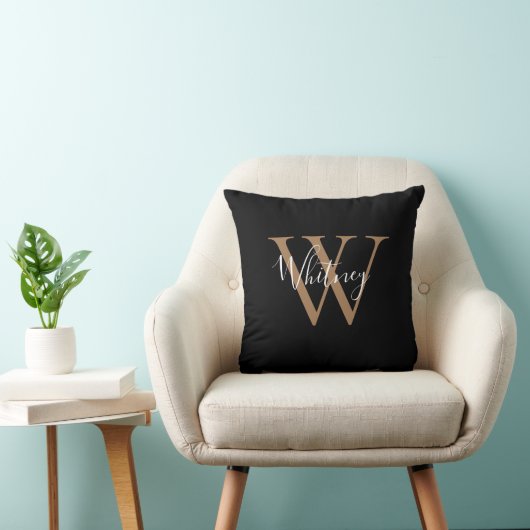 Moderne Zwarte en Gouden Script Monogram Naam Kussen (Stoel)