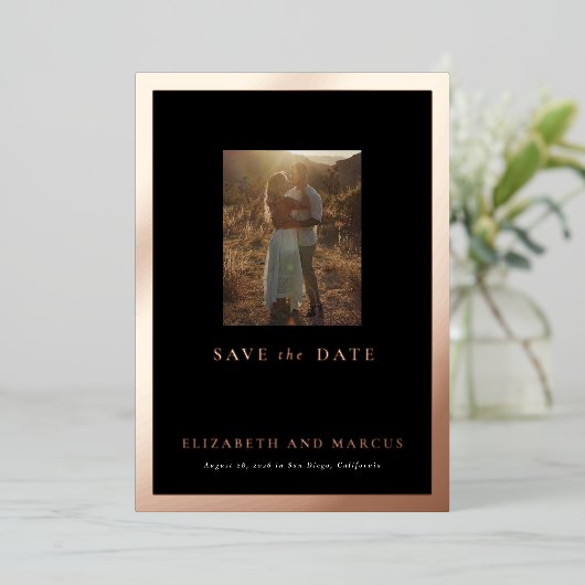 Moderne zwarte en Roos Gold Lijst Opslaan datum Folie Uitnodiging (Staand Voorkant)