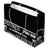 Moderne zwarte en witte Afstuderen grote cadeautas (Achterkant Gekanteld)