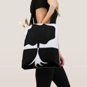 Moderne zwarte en witte bomen tote bag (Dichtbij)
