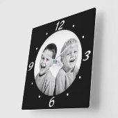 Moderne zwarte en witte familie fotocollage vierkante klok (Hoek)