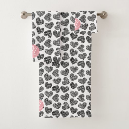 Moderne Zwarte en Witte Gekrabbelde Hart Monogram Bad Handdoek (Insitu)