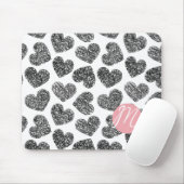 Moderne Zwarte en Witte Gekrabbelde Hartjes Monogr Muismat (Met muis)