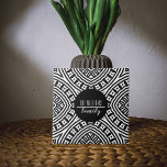 Moderne zwarte en witte geometrische familienaam tegeltje<br><div class="desc">Moderne en gepersonaliseerde decoratieve tegel met een naadloos patroon in zwart-wit met een zwarte cirkel in het midden en een aangepaste familienaam erop.</div>