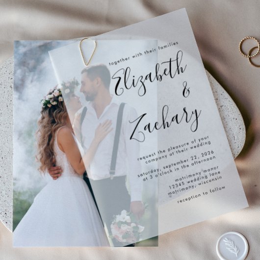 Moderne zwarte en witte kalligrafie bruiloft vellum uitnodigingen