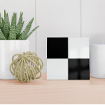Moderne zwarte en witte keramische Tegel Tegeltje<br><div class="desc">Deze minimalistische keramische tegel is voorzien van een modern,  gereduceerd patroon in zwart-wit.</div>
