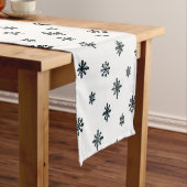 Moderne zwarte en witte kerstsnowflakes korte tafelloper (Voorbeeld)