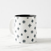 Moderne zwarte en witte kerstsnowflakes tweekleurige koffiemok (Voorkant links)