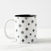 Moderne zwarte en witte kerstsnowflakes tweekleurige koffiemok (Links)