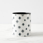 Moderne zwarte en witte kerstsnowflakes tweekleurige koffiemok (Center)