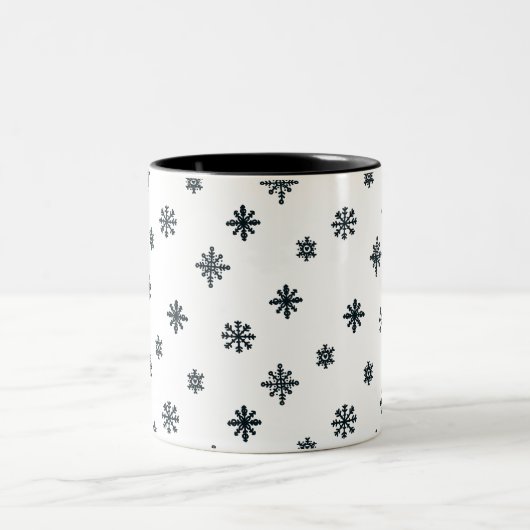 Moderne zwarte en witte kerstsnowflakes tweekleurige koffiemok (Center)