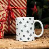 Moderne zwarte en witte kerstsnowflakes tweekleurige koffiemok