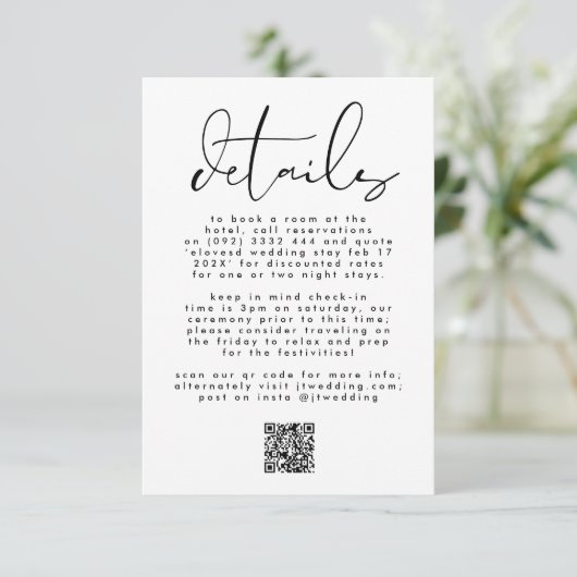 Moderne zwarte en witte legante tekst bruiloft QR  RSVP Kaartje (Staand voorkant)