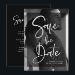 Moderne zwarte en witte overlay | Foto Save The Date<br><div class="desc">Deze moderne, elegante bruiloft, behalve de datakaarten, is voorzien van je eigen persoonlijke foto die de achtergrond volledig bedekt. Een zuivere zwarte bekleding bevat witte, trendy manuscripttypografie, en er is meer ruimte voor uw informatie over de rug van de kaart. Een glam, stijlvol uiterlijk waar je gasten van zullen houden!...</div>