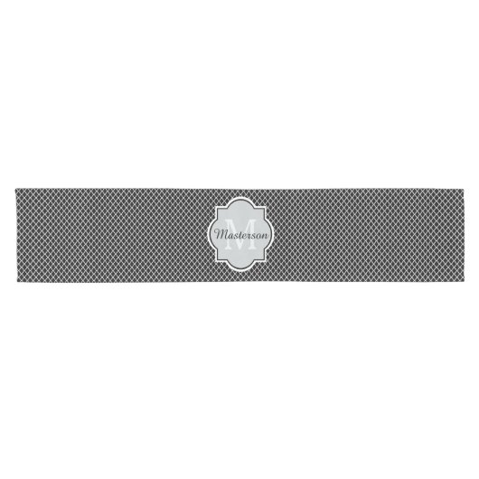 Moderne zwarte en witte Quatrefoil Monogramnaam Korte Tafelloper (Horizontaal)