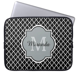 Moderne zwarte en witte Quatrefoil Monogramnaam Laptop Sleeve