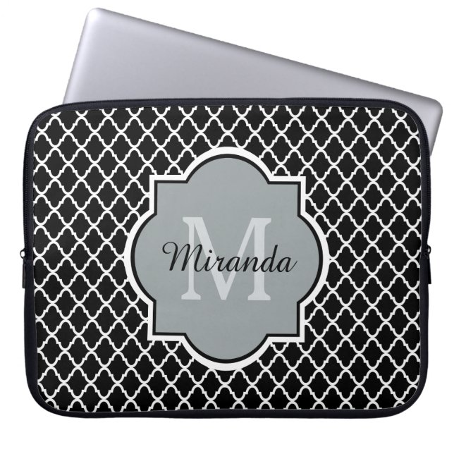 Moderne zwarte en witte Quatrefoil Monogramnaam Laptop Sleeve (Voorkant)