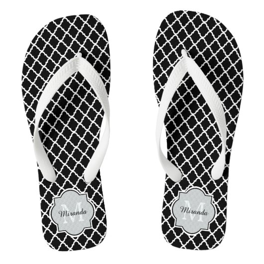 Moderne zwarte en witte Quatrefoil Monogramnaam Teenslippers (Voetbed)