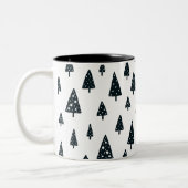Moderne zwarte en witte Scandinavische kerstbomen Tweekleurige Koffiemok (Links)