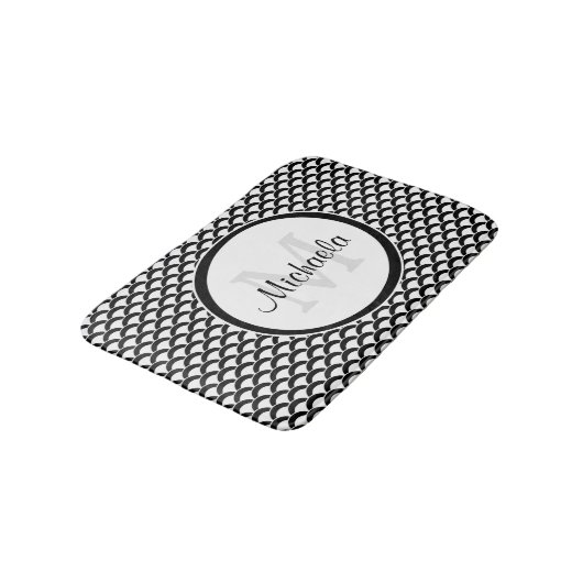 Moderne zwarte en witte schelpen Monogram en naam Badmat (Gekanteld)