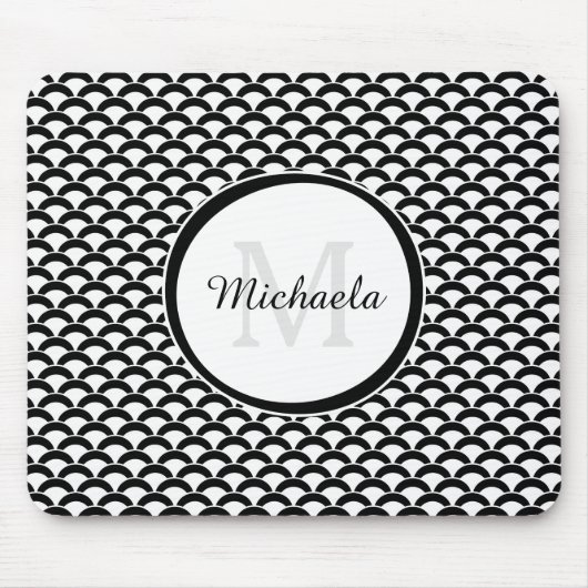 Moderne zwarte en witte schelpen Monogram en naam Muismat (Voorkant)