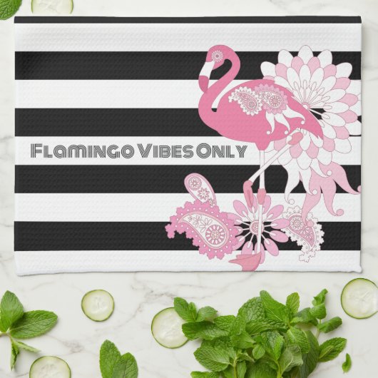 Moderne zwarte en witte strepe roze flamingo theedoek (Gevouwen)