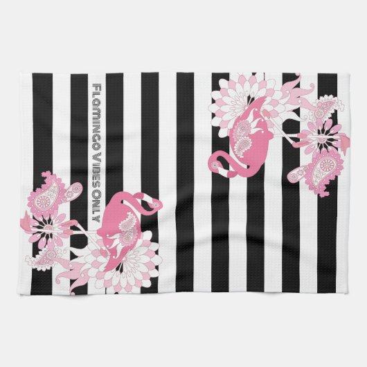 Moderne zwarte en witte strepe roze flamingo theedoek (Horizontaal)