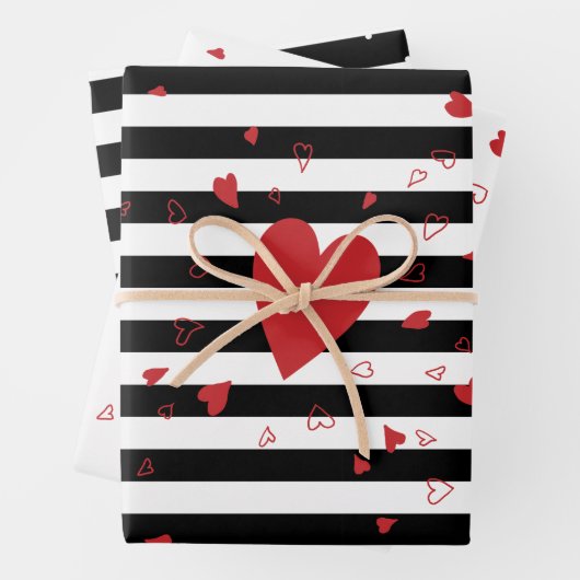 Moderne zwarte en witte strepen en rode harten inpakpapier vel (In situ)