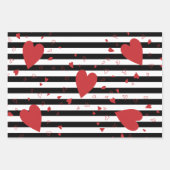 Moderne zwarte en witte strepen en rode harten inpakpapier vel (Voorkant)