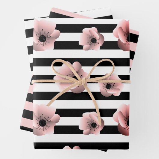 Moderne zwarte en witte strepen en roze bloemen inpakpapier vel (In situ)
