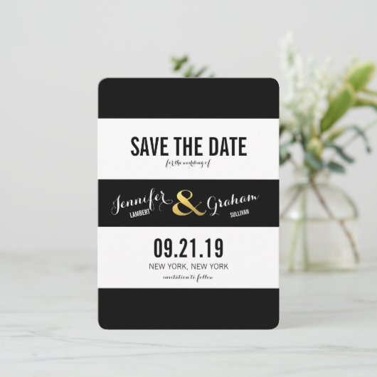 Moderne zwarte en witte strepen slaan de datum op save the date (Staand voorkant)