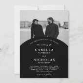 Moderne zwarte foto boog overlay bruiloft uitnodig kaart (Voorkant)