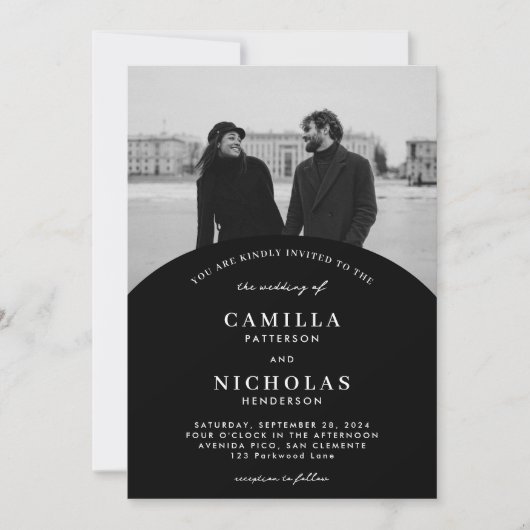 Moderne zwarte foto boog overlay bruiloft uitnodig kaart (Voorkant)