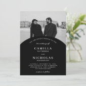 Moderne zwarte foto boog overlay bruiloft uitnodig kaart (Staand voorkant)
