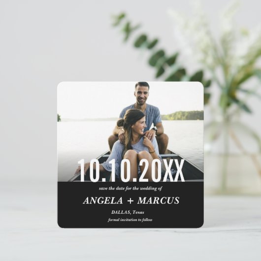 MODERNE ZWARTE FOTO VAN DE KAARTKOORD DE DATUM SAVE THE DATE (Staand voorkant)