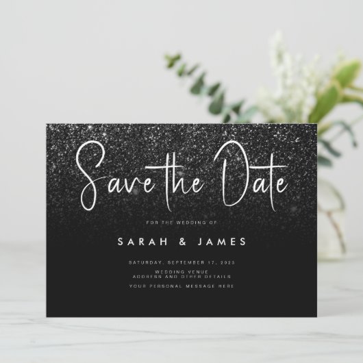 Moderne zwarte Glitter Chic Wedding Save the Date (Staand voorkant)