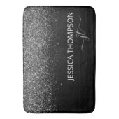 Moderne zwarte Glitter Simple Script Monogram Name Badmat (Voorkant Verticaal)