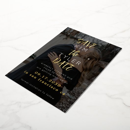 Moderne zwarte gouden foto's bruiloft met datum folie uitnodiging (Gedraaid)