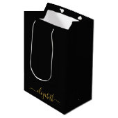 Moderne zwarte gouden monogram naam in script medium cadeauzakje (Voorkant Gekanteld)