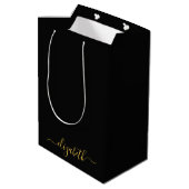 Moderne zwarte gouden monogram naam in script medium cadeauzakje (Achterkant Gekanteld)