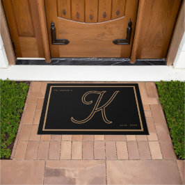 Moderne Zwarte Gouden Monogram Script Familienaam Deurmat