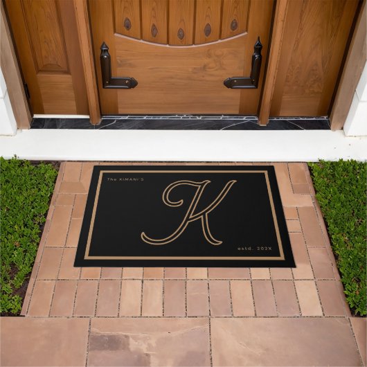 Moderne Zwarte Gouden Monogram Script Familienaam Deurmat (Buiten)