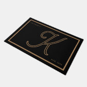 Moderne Zwarte Gouden Monogram Script Familienaam Deurmat (Schuin)