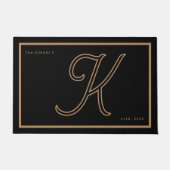 Moderne Zwarte Gouden Monogram Script Familienaam Deurmat (Voorkant)