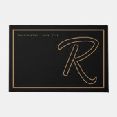 Moderne Zwarte Gouden Monogram Script Familienaam Deurmat (Voorkant)