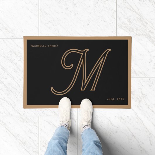 Moderne Zwarte Gouden Monogram Script Familienaam Deurmat (Binnen)
