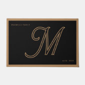 Moderne Zwarte Gouden Monogram Script Familienaam Deurmat (Voorkant)