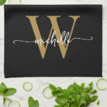 Moderne Zwarte Gouden Op Maat Gemaakte Monogram Na Theedoek<br><div class="desc">Meisjesachtig moderne elegante zwarte en gouden monogram initiële naam handtekening script aangepaste gepersonaliseerde keukenhanddoek. Dit ontwerp met je voornaam in een mooie handgeschreven stijl met zwierende staart lettertypografie (of kalligrafie) met monogram initiaal in goud en wit op zwart. Deze zijn gemakkelijk aan te passen. Prachtig stijlvol vrouwelijk cadeau voor een...</div>