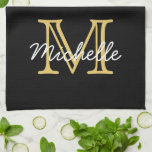 Moderne zwarte gouden persoonlijke naam monogramme theedoek<br><div class="desc">Moderne, minimalistische zwart en goud gepersonaliseerde naam en monogrammed keukendoek. Het beschikt over een monogram initiaal in serif stijl lettertype en een handgeschreven voornaam tekst sjabloon in geel goud, witte kleur op zwarte achtergrond. Geweldig vrouwelijk, meisjesachtig gepersonaliseerd cadeau. Als u hulp nodig hebt of overeenkomende objecten, neem dan contact met...</div>
